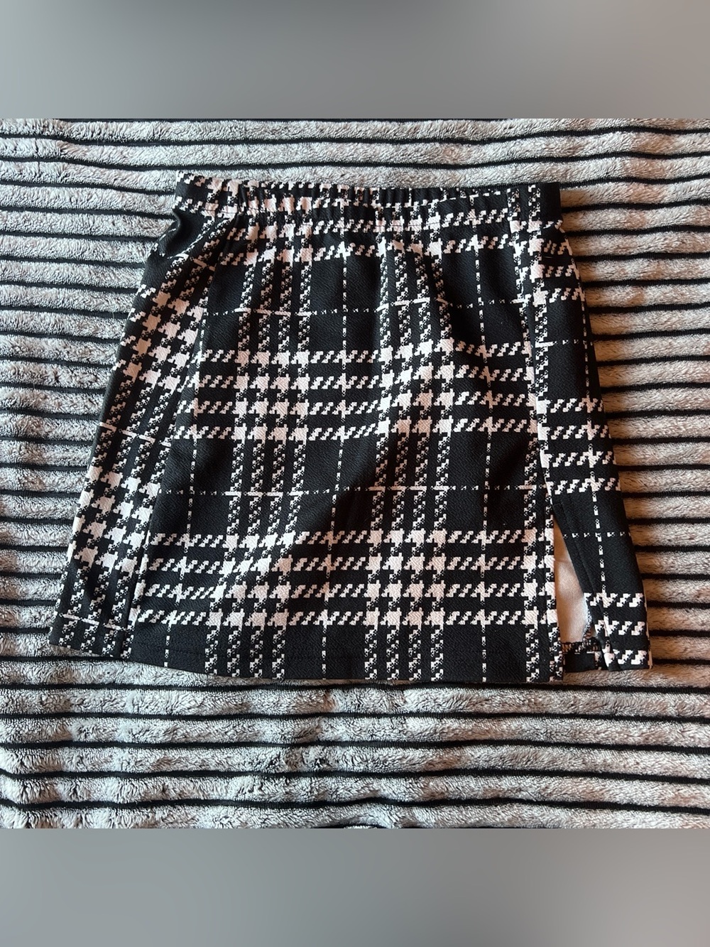 SHEIN Black and White Plaid Mini Skirt with Side Slit